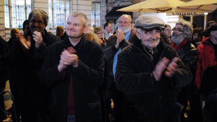 Le patron du PS de Charente-Maritime, Olivier Falorni (gauche), accompagné de l'animateur radio, Jean-Louis Foulquier (droite) [nid:18051] (XAVIER LEOTY / AFP)