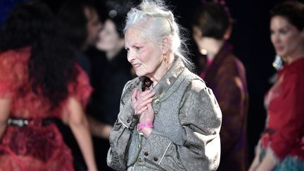 La stylise britannique Vivienne Westwood, lors du défilé de sa collection automne-hiver 2022-2023, le 5 mars 2022 à Paris. (JULIEN DE ROSA / AFP)