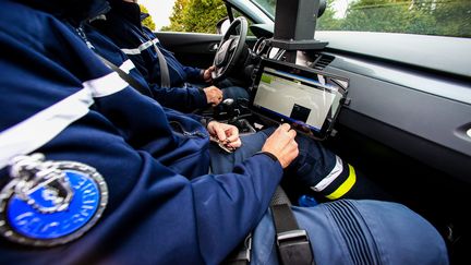 Un radar mobile embarqué dans une voiture de la gendarmerie de Niort, le 14 octobre 2016. (MAXPPP)