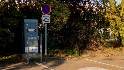 Une borne de recharge pour véhicule électrique dans un parking de Taverny (Val-d'Oise). (AURÉLIEN ACCART / RADIO FRANCE)