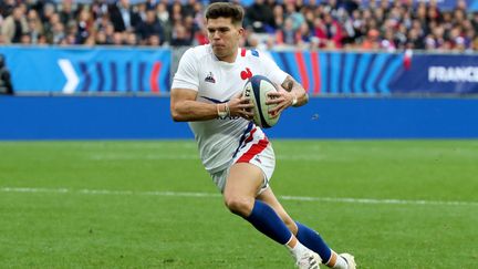 Matthieu Jalibert sous le maillot de l'équipe de France, le 14 novembre 2021 à Bordeaux. (ROMAIN PERROCHEAU / AFP)