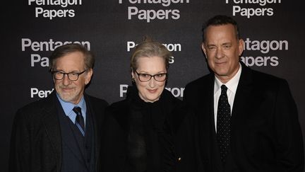 Steven Spielberg, réalisateur (à gauche), Meryl Streep, actrice (au centre) et Tom Hanks, acteur (à droite) lors de la présentation du film "Pentagon Papers" à Paris, le 13 janvier 2018. (PHILIPPE LOPEZ / AFP)