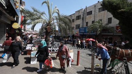 Des Palestiniens au marché de la ville de Ramallah, le 1er mai 2022 (ISSAM RIMAWI / ANADOLU AGENCY)