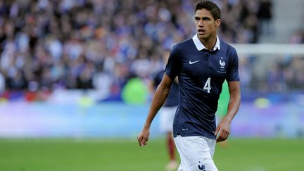 Raphaël Varane participe à un match amical de la France contre l'Allemagne, le 13 novembre 2015, au Stade de France, à Paris. (GREIG COWIE / BACKPAGE IMAGES LTD / AFP)