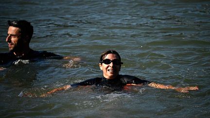 Anne Hidalgo et Tony Estanguet lors de leur plongeon dans la Seine, le 17 juillet 2024 à Paris.