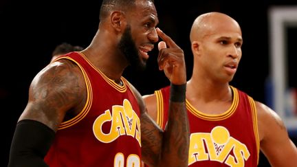 LeBron James (à gauche), lors de la victoire de Cleveland face à Charlotte (116-105). (ELSA / GETTY IMAGES NORTH AMERICA)