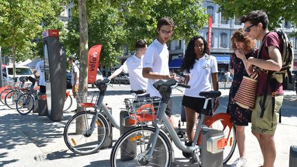 Les nouveaux vélos en libre-service MyVélo'v présentés aux habitants, à Lyon, le 30 juin 2018. (PHOTO FR?D?RIC CHAMBERT / MAXPPP)