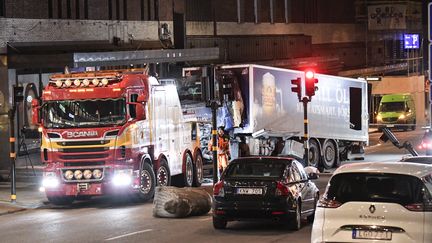 Le camion utilisé lors d'un attentat est inspecté par la police scientifique à Stockholm (Suède), le 8 avril 2017. (MAJA SUSLIN / TT NEWS AGENCY / AFP)