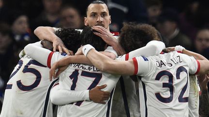 Les joueurs du PSG agglutinés autour de Zlatan Ibrahimovic