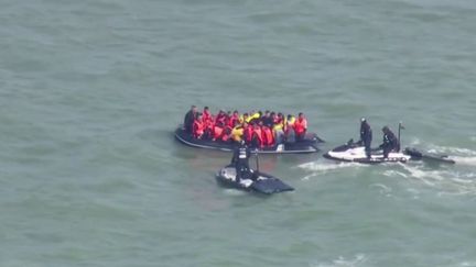 L'arrivée des&nbsp;migrants&nbsp;est en forte hausse depuis plusieurs semaines, en Angleterre. La ville de&nbsp;Dungeness y fait face quotidiennement, alors que ses habitants sont divisés sur ces arrivées illégales. (CAPTURE ECRAN FRANCE 2)