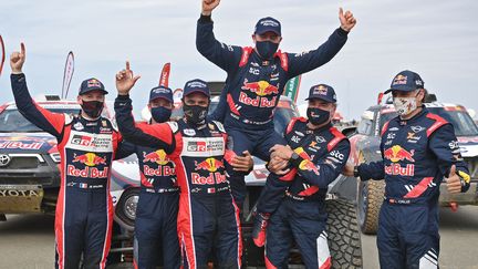 Avec un 8e sacre en auto, son 14e au total, Stéphane Peterhansel s'affirme toujours plus comme "Monsieur Dakar", ici porté en triomphe par son team le 15 janvier 2021 à Djeddah. (FRANCK FIFE / AFP)