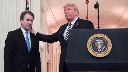 Le président améicain Donald Trump et le juge à la Cour suprême&nbsp;Brett Kavanaugh, le 8 octobre 2019 à la Maison Blanche, à Washington (Etats-Unis). (JIM WATSON / AFP)