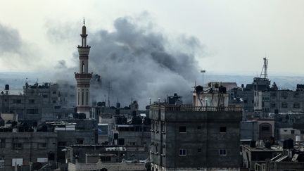 Bombardement israélien sur la ville palestinienne de Rafah, à la frontière de la bande de Gaza et de l'Egypte, le vendredi 1er décembre 2023. (SAID KHATIB / AFP)