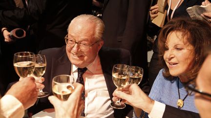 Le pr&eacute;sident d'honneur du Front national Jean-Marie Le Pen (G) et son &eacute;pouse Jany trinquent avec des partisans &agrave; Paris, le 22 avril 2012. (FRANCOIS GUILLOT / AFP)