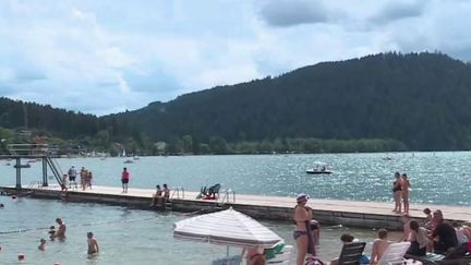 La France manque cruellement d'eau, mercredi 3 août.&nbsp;Dans les Vosges, la situation est si alarmante que la commune de Gérardmer a décidé de pomper son lac pour alimenter le réseau d'eau potable.&nbsp;Une mesure extrême pour une situation totalement inédite. (FRANCE 2)