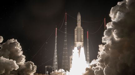 La fusée européenne Ariane 5 lors de son lancement le 25 janvier 2018 depuis la base de Kourou, en Guyane française. (JM GUILLON / ARIANESPACE / AFP)