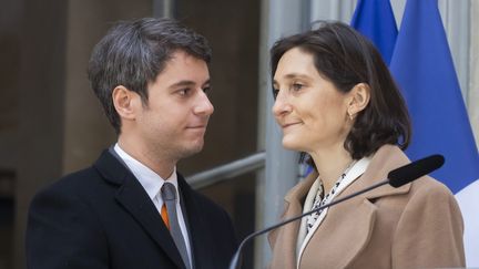 Gabriel Attal et Amélie Oudéa-Castéra lors de la passation de pouvoir au ministère de l'Education nationale, à Paris le 12 janvier 2024 (VINCENT ISORE / MAXPPP)