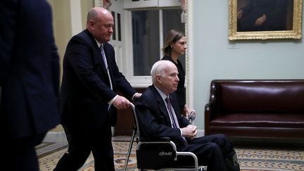 Le sénateur républicain John McCain, le 30 novembre 2017 à Washington (Etats-Unis). (CHIP SOMODEVILLA / GETTY IMAGES NORTH AMERICA / AFP)