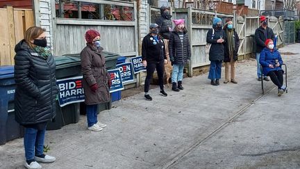 Un groupe de voisins regarde la cérémonie d'investiture de Joe Biden dans le quartier d'AU Park à Washington (Etats-Unis), le 20 janvier 2021. (VALENTINE PASQUESOONE / FRANCEINFO)