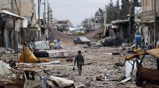 Dans les rues de Konabé (nord de la Syrie), à la frontière avec la Turquie, objet de très violents combats entre Kurdes et djihadistes de Daech à l'automne 2014. (Reuters - Osman Orsal)