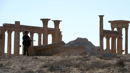 Un&nbsp;soldat russe à Palmyre (Syrie), le 5 mai 2016. (VASILY MAXIMOV / AFP)