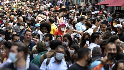 Des habitants de Mexico (Mexique) dans les rues, après qu'un séisme&nbsp;a été ressenti dans le centre de le capitale, le 19 septembre 2022.&nbsp; (ALFREDO ESTRELLA / AFP)