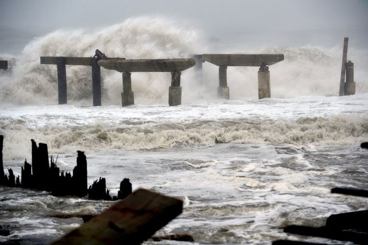 Les vagues d&eacute;ferlent sur une ancienne jet&eacute;e &agrave; Atlatic City (New Jersey), lundi 29 octobre 2012. (STAN HONDA / AFP)