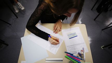 Même si elle n'ouvre plus le bal du baccalauréat, l'épreuve de philosophie qui aura lieu mercredi 15 juin, reste une étape importante et souvent redoutée (photo d'illustration). (CHARLY TRIBALLEAU / AFP)