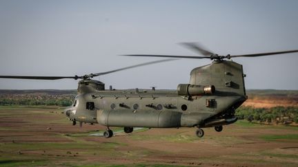 Un hélicoptère de transport lourd de la Royal Air Force en soutien aux opérations antiterroristes françaises dans la région de Gao au Mali, en août 2018. (FRED MARIE / HANS LUCAS)