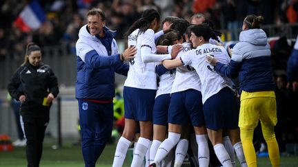 Les Bleues célèbrent le but de Léa Le Garrec contre le Canada, au Mans, le 11 avril 2023. (FRANCK FIFE / AFP)