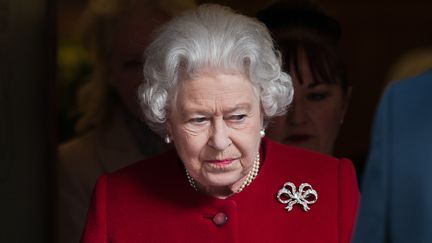 La reine Elizabeth II, hospitalis&eacute;e depuis la veille pour une gastro-ent&eacute;rite, a quitt&eacute; le King Edward VII Hospital &agrave; Londres (Grande-Bretagne), le 4 mars 2013. (WILL OLIVER / AFP)