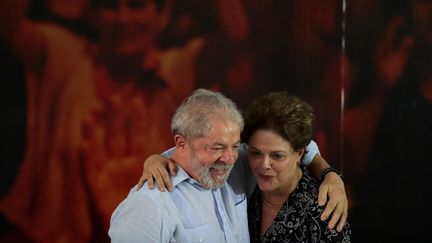 Lula et Dilma Rousseff lors d'un meeting du Parti des travailleurs le 25 janvier 2018 à Sao Paulo. (FERNANDO BIZERRA / EPA / MAXPPP)