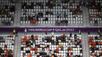 Une tribune clairsemée lors du match entre les Pays-Bas et le Sénégal, le 21 novembre 2022 à Doha (Qatar). (KIRILL KUDRYAVTSEV / AFP)