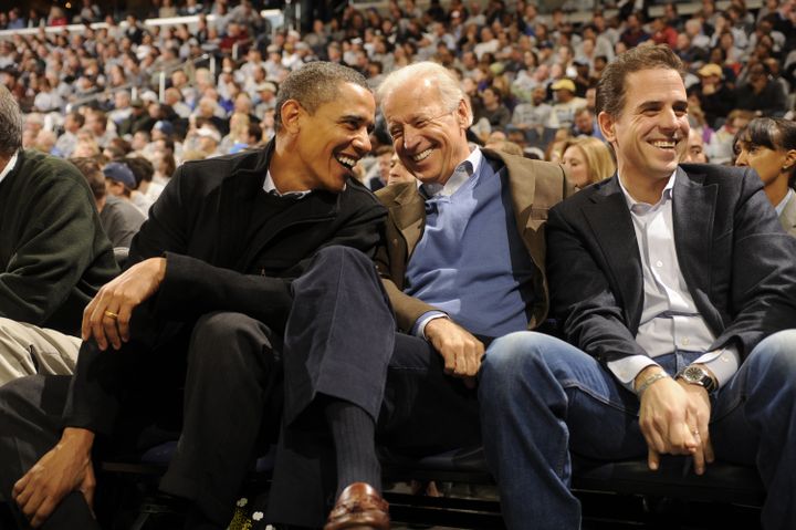 Barack Obama, Joe Biden et Hunter Biden lors d'un match de basket à Washington (Etats-Unis), le 30 janvier 2010. (MITCHELL LAYTON / GETTY IMAGES NORTH AMERICA / AFP)