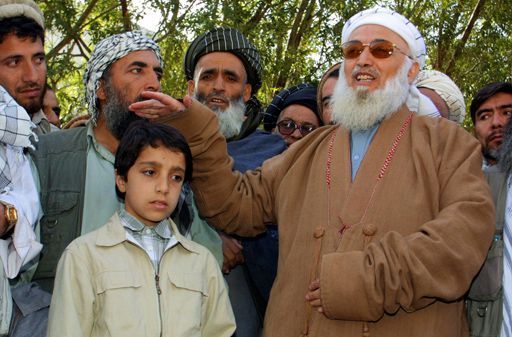 Ahmad Massoud avec l'ancien président afghan Barhanuddin Rabbani, lors de la cérémonie d'enterrement de son père, le 16 septembre 2001. (Reuters - STR New)