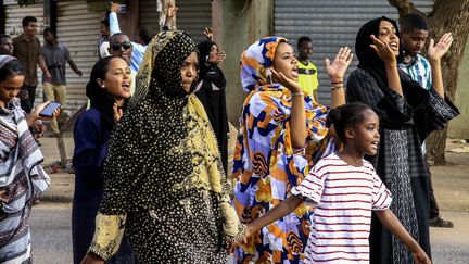 Des Soudanaises scandent des slogans lors d'une manifestation de masse contre les généraux au pouvoir dans le district central de Khartoum, le 30 juin 2019. Ces femmes, qui ont obtenu la pénalisation de l'excision, sont également à l'origine de la révolution qui a débarrassé leur pays du dictateur Omar el-Bechir. (Ebrahim Hamid / AFP)