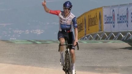 Dimanche 9 juillet a eu lieu la neuvième étape du Tour de France. Elle marque le grand retour de la montée du Puy de Dôme. Une rampe de quatre kilomètres à 12 % de moyenne. Au sommet, c’est le Canadien Michael Woods qui s’est imposé. (franceinfo)