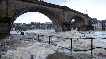 L'Aulne d&eacute;borde &agrave;&nbsp;Ch&acirc;teaulin (Finist&egrave;re), le jour de No&euml;l. (FRED TANNEAU / AFP)