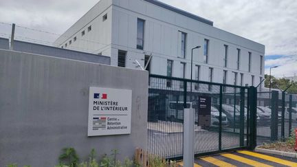 Le centre de rétention administrative d'Olivet dans le Loiret, le 6 mai 2024. (MARIE DORCET / FRANCE BLEU ORLÉANS)