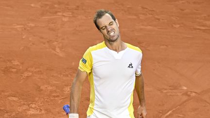 Richard Gasquet lors du premier tour de Roland-Garros face à Arthur Rinderknech, à Paris, le 30 mai 2023. (VICTOR JOLY / AFP)