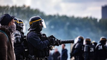 Des CRS sont positionnés, lors de la manifestation du 1er mai à Paris.&nbsp; (CHRISTOPHE MORIN / MAXPPP)