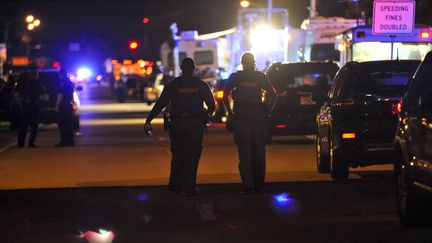 Des policiers bloquent l'accès au lycée&nbsp;Marjory Stoneman Douglas de Parkland (Floride, Etats-Unis), où un ancien élève a abattu 17 personnes, le 14 février 2018. (GASTON DE CARDENAS / AFP)