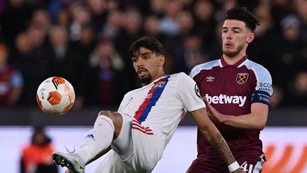 Lucas Paqueta au duel avec Declan Rice lors de West Ham-Lyon en Ligue Europa le 7 avril 2022. (GLYN KIRK / AFP)