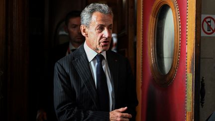 L'ancien président de la République Nicolas Sarkozy quitte le tribunal après la décision du procès en appel de l'affaire Bygmalion, à Paris, le 14 février 2024. (BERTRAND GUAY / AFP)