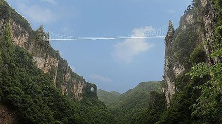 Le projet de pont transparent de Wulingyuan réalisé par l'architecte Haim Dotan. (haimdotan.com)