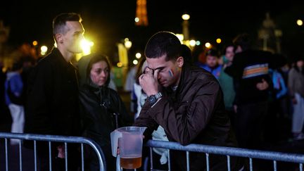 Les larmes des supporters tricolores coulent le 15 octobre 2023, dans la fan zone de la Concorde à Paris, alors que le XV de France reste bloqué au stade des quarts de finale, après la défaite contre les Springboks. (GEOFFROY VAN DER HASSELT / AFP)