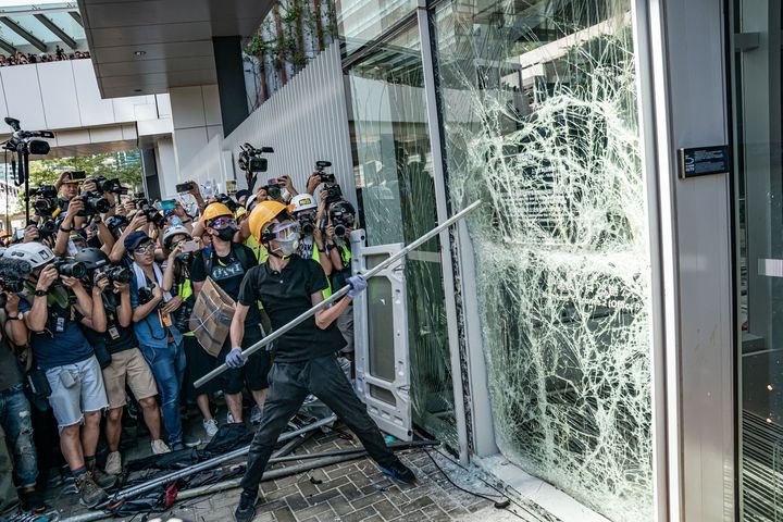 Des manifestants brisent les vitres du Parlement de Hong Kong lors d'un rassemblement, le 1er juillet 2019. (ANTHONY KWAN / GETTY IMAGES ASIAPAC)