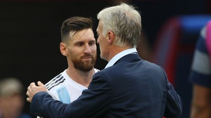 L'Argentin Lionel Messi et le Français Didier Deschamps se saluent à la fin du huitième de finale entre leurs équipes, samedi 30 juin à Kazan (Russie). (ROMAN KRUCHININ / AFP)