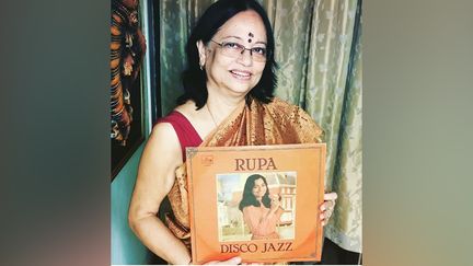 Rupa Biswas Senavec son album "Disco Jazz" (1982), postée sur son compte Instagram.&nbsp; (CAPTURE D'ECRAN)