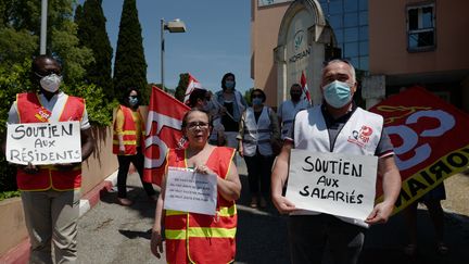 Des soignants manifestent, à l'appel de la CGT, FO et SUD, devant l'Ehpad Korian Riviera, à Mougins (Alpes-Maritimes), le 25 mai 2020. (VALERY HACHE / AFP)